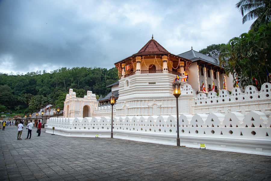 Sri Lanka Private 2-day Tour:Train Trip, Kandy, Nuwara Eliya - The long return to Colombo
