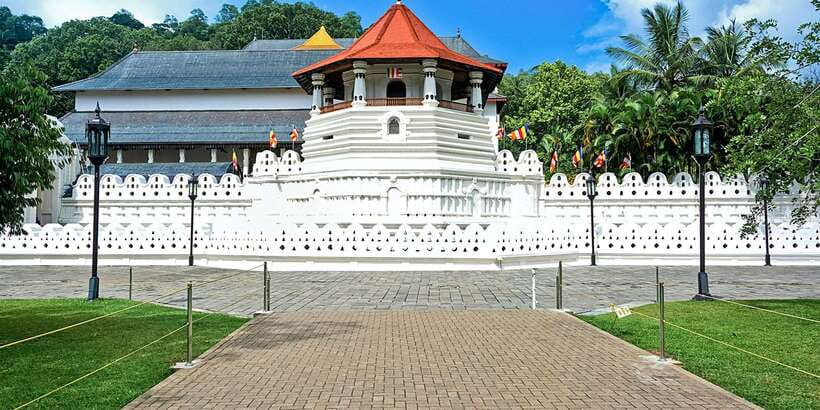 Three Temples Loop In Kandy Day Tour By Tuk Tuk - Starting with Asgiriya and the Kandy views