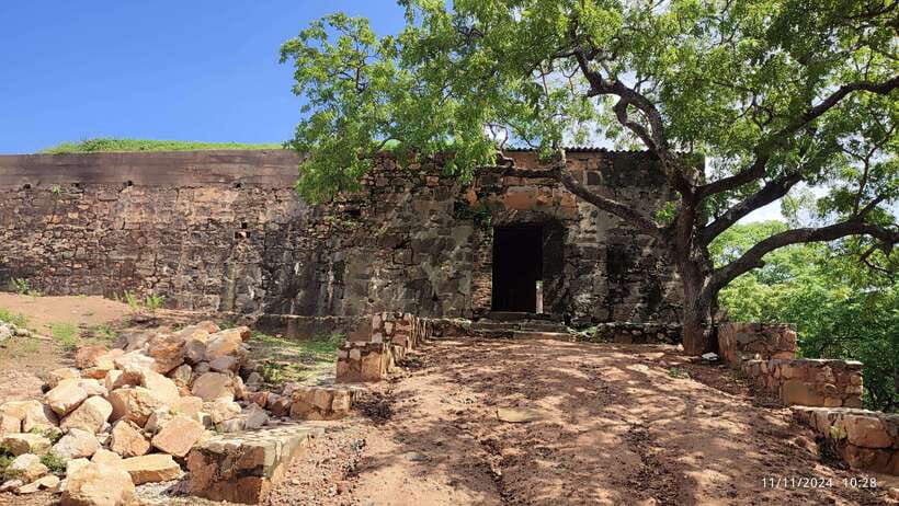 Trincomalee: City Tour with Koneswarm and Crocodile lake - Koneswaram Siva Temple and the clifftop start