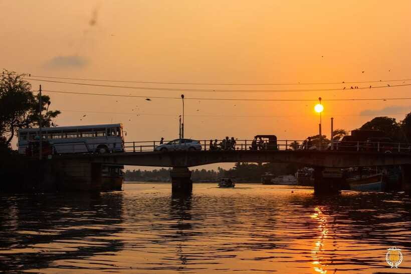 Trincomalee: Guided scooter City Tour - Trincomalee Beach, Nilaveli Beach, and the coastal ride