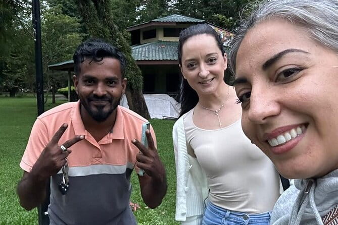 Tuk tuk colombo Sightseeing tour - The Red Mosque and Pettah’s street life