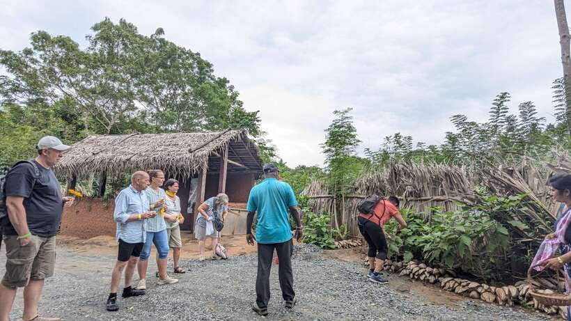 Udawalawe: Farm to Table Cooking & Authe: Village Experience - Picking vegetables before entering the kitchen