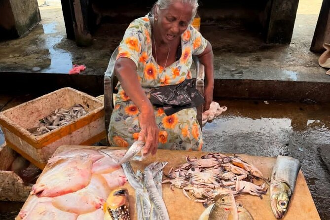 Visit Negombo by Scooty - All Inclusive - Sri Mutthu Mari Amman Temple in 15 minutes
